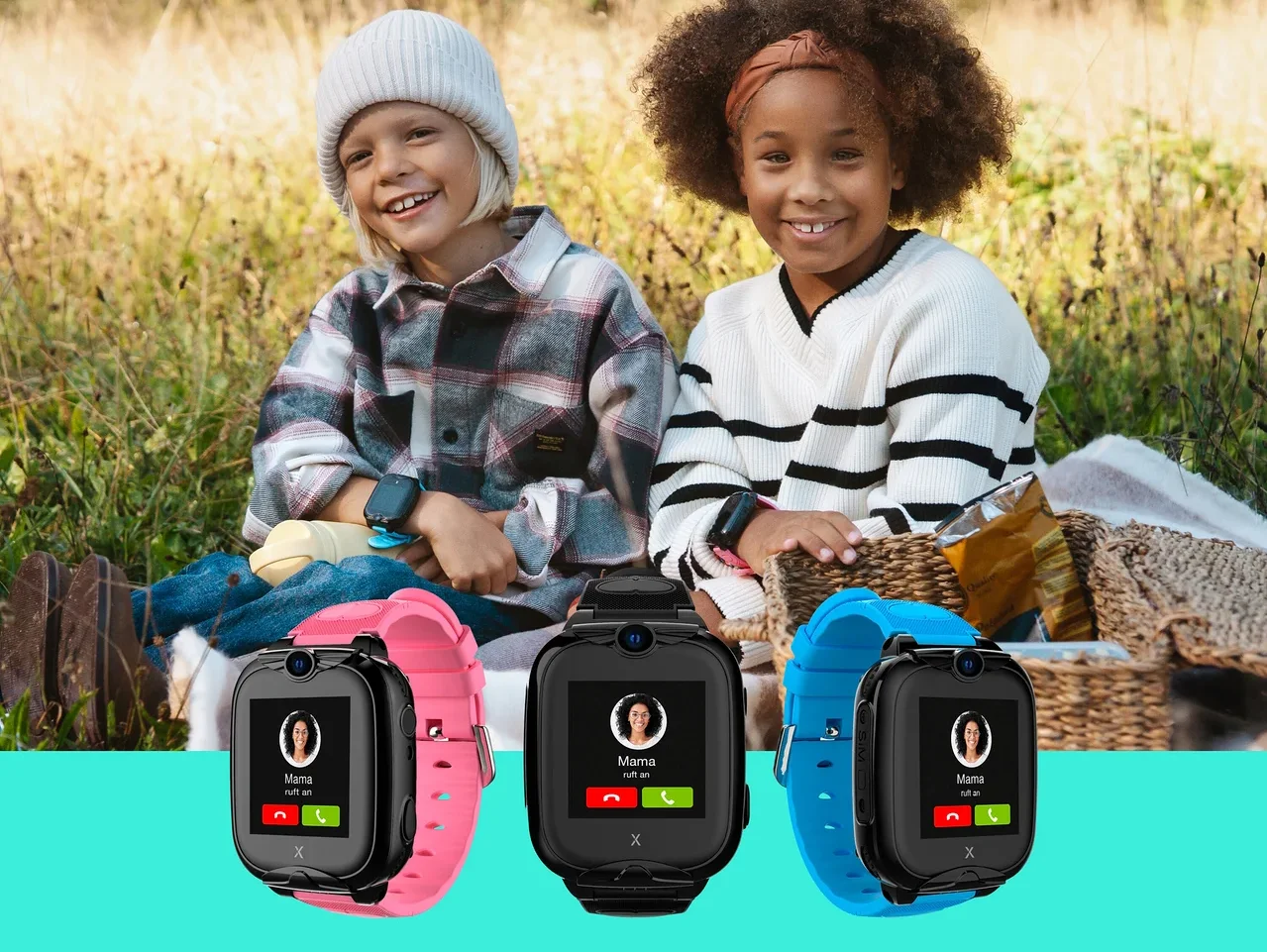 Zwei lächelnde Kinder sitzen auf einer Decke im Feld, im Vordergrund drei Smartwatches in Pink, Schwarz und Blau, die einen Anruf von „Mama“ anzeigen.