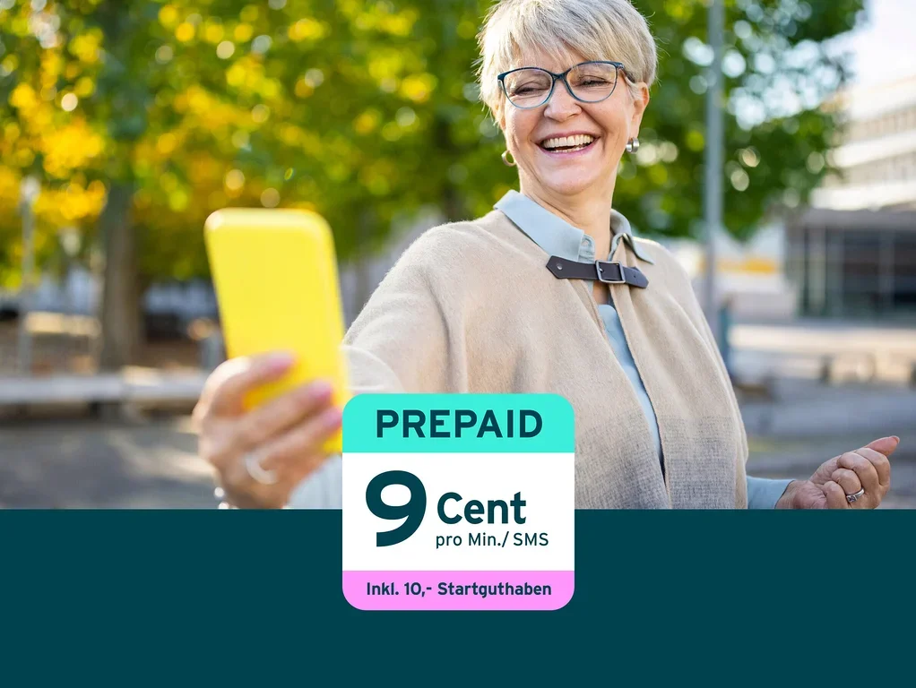 Eine lächelnde Frau mit Brille macht ein Selfie mit einem gelben Smartphone. Über dem Bild liegt eine Grafik mit der Aufschrift "PREPAID", "9 Cent pro Min./ SMS" und "Inkl. 10,- Startguthaben".