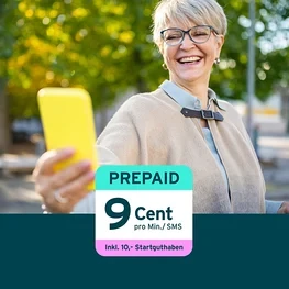 Eine lächelnde Frau mit Brille macht ein Selfie mit einem gelben Smartphone. Über dem Bild liegt eine Grafik mit der Aufschrift "PREPAID", "9 Cent pro Min./ SMS" und "Inkl. 10,- Startguthaben".