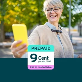 Eine lächelnde Frau mit Brille macht ein Selfie mit einem gelben Smartphone. Über dem Bild liegt eine Grafik mit der Aufschrift "PREPAID", "9 Cent pro Min./ SMS" und "Inkl. 10,- Startguthaben".