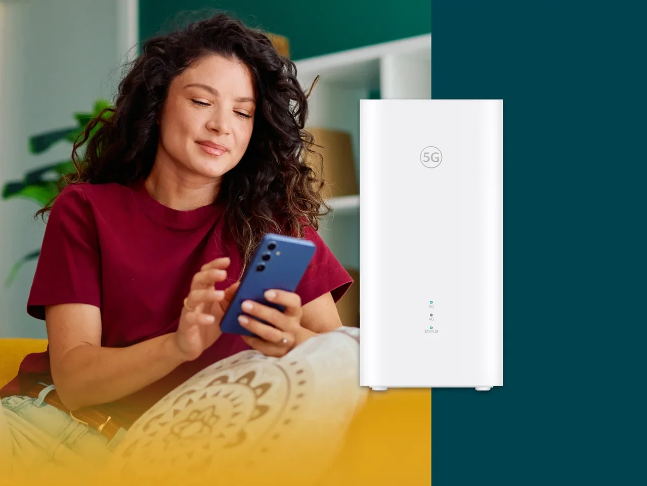 Frau mit lockigem Haar sitzt auf einem Sofa und blickt auf ihr blaues Smartphone. Daneben steht ein weißer 5G-Router.