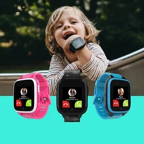 Ein lachendes blondes Kind mit einer schwarzen Smartwatch am Handgelenk lehnt sich im Freien über ein Metallgeländer. Im Vordergrund zeigen drei Smartwatches in Pink, Schwarz und Blau einen eingehenden Anruf an.