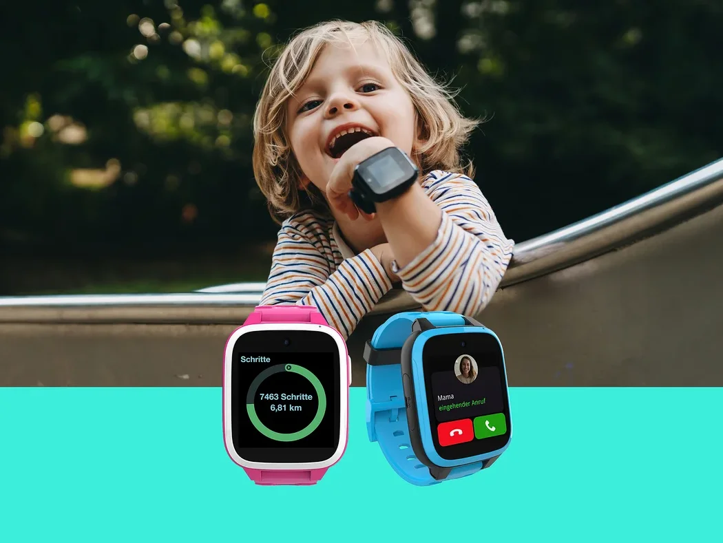 Ein kleines Kind mit blonden Haaren lächelt, trägt eine schwarze Smartwatch am Handgelenk und lehnt sich draußen an ein Metallgeländer. Im Vordergrund zeigt eine pinke Smartwatch „7463 Schritte, 6,81 km“ und eine blaue Smartwatch einen eingehenden Anruf von „Mama“.