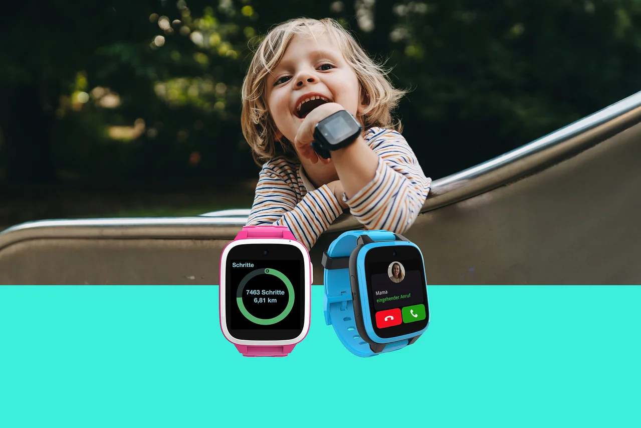Ein kleines Kind mit blonden Haaren lächelt, trägt eine schwarze Smartwatch am Handgelenk und lehnt sich draußen an ein Metallgeländer. Im Vordergrund zeigt eine pinke Smartwatch „7463 Schritte, 6,81 km“ und eine blaue Smartwatch einen eingehenden Anruf von „Mama“.