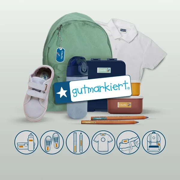 Verschiedene Schulartikel wie ein grüner Rucksack, ein weißer Schuh, eine blaue Trinkflasche, zwei Brotdosen, zwei Bleistifte und ein weißes Poloshirt sind mit personalisierten „Charlie“-Etiketten versehen. Ein „gutmarkiert.“-Logo ist mittig platziert, darunter zeigen Symbole Anwendungsbeispiele für Etiketten.