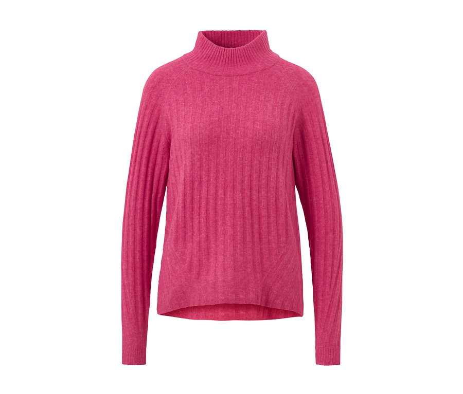 Nahaufnahme eines gerippten Strickpullovers mit Stehkragen in Pink.