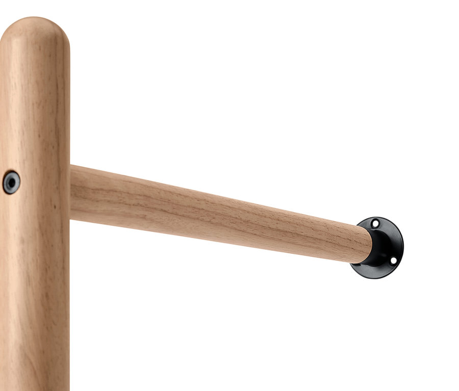 Detailansicht einer Wandgarderobe mit heller Holzsäule und Stange.