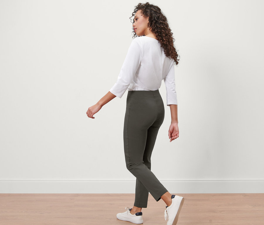 Frau geht in Stretchhose.