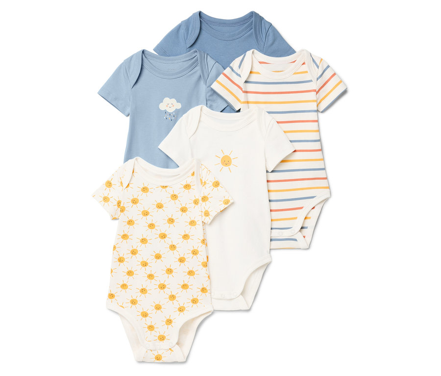 Fünf kurzärmelige Babybodys liegen übereinander, darunter einfarbig blaue, gestreifte und mit Sonne oder Wolke bedruckte Modelle.