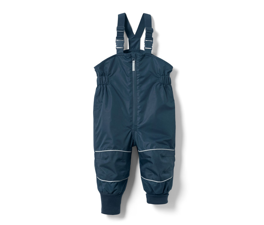 Eine dunkelblaue Kleinkinder-Regenhose mit Latz und Reflektoren.