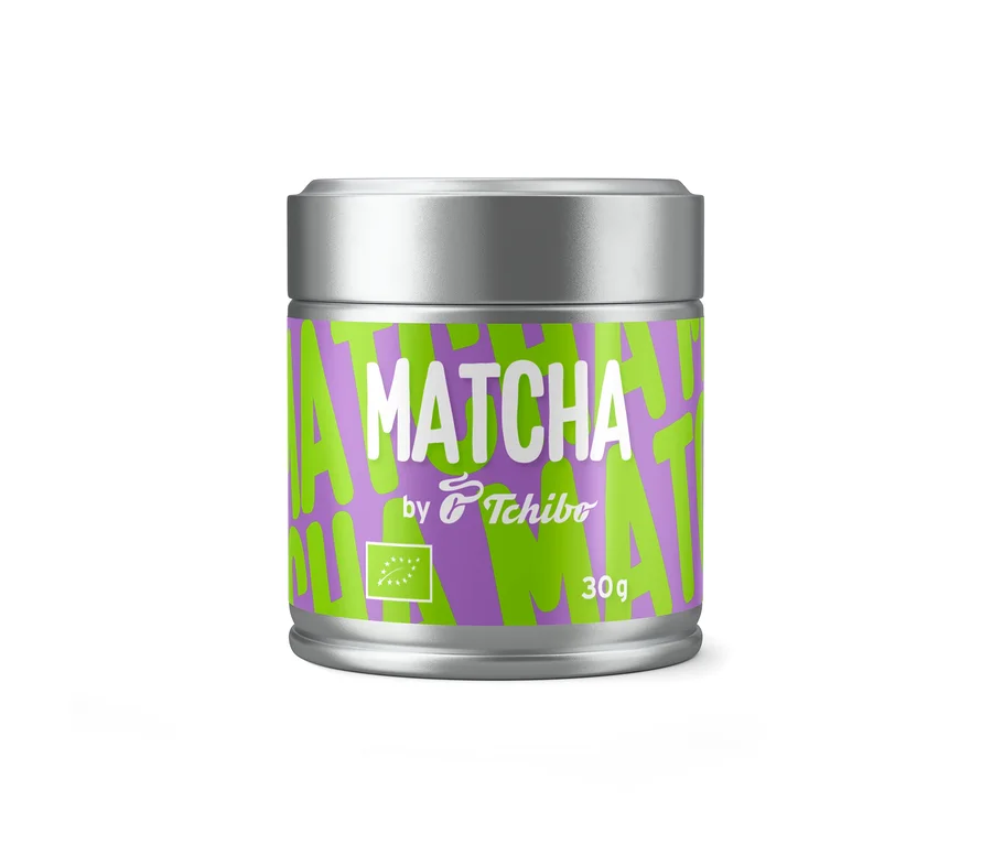 Silberne Dose BIO TC Matcha by Tchibo 30g mit lila Etikett, grünem Muster und weißer Schrift.