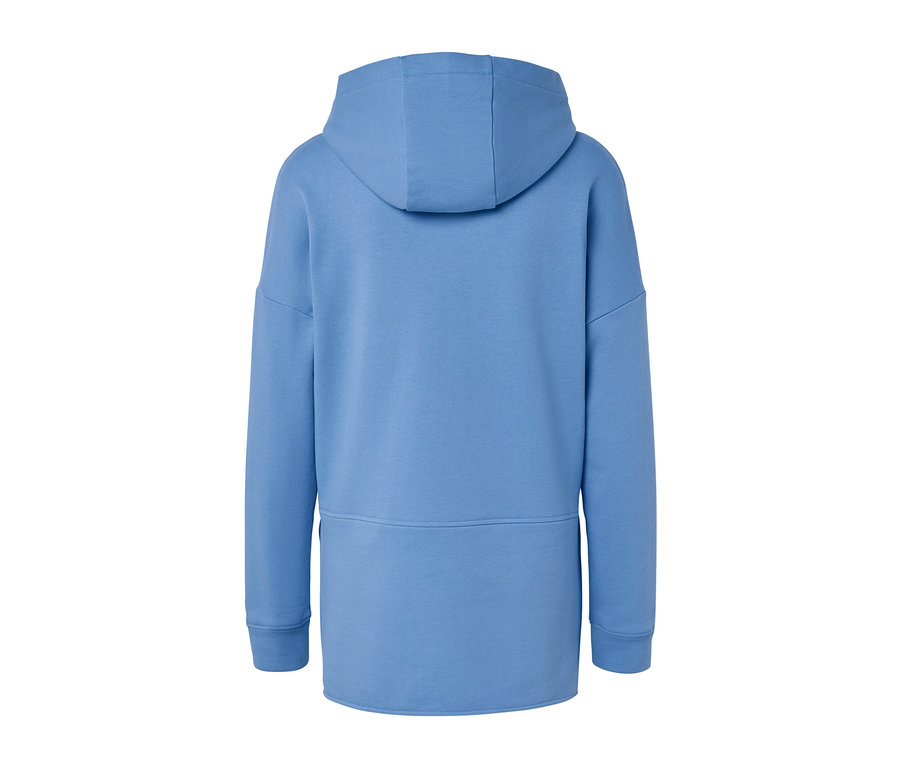 Rückansicht eines langen Kapuzensweatshirts in Hellblau.