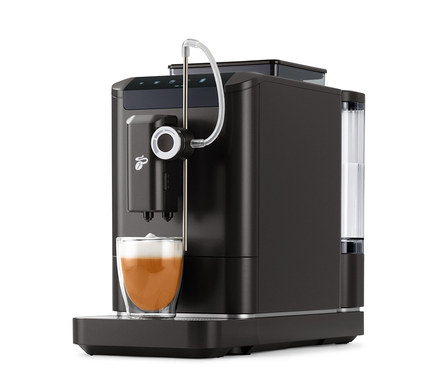 Ein »Esperto 2 Milk« Granite Black Kaffeevollautomat mit einer Tasse Kaffee.