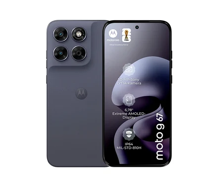 Dunkelgraues Motorola Smartphone, schräg von hinten und vorne gezeigt. Auf der Rückseite sind drei Kameras und das Motorola-Logo zu sehen. Der Bildschirm zeigt "motorola", "FIFA Official Smartphone Partner", "50-MP-Sony LYTIA-Kamera", "6,78" Extreme AMOLED-Display", "IP64 MIL-STD-810H" und "moto 9 67".