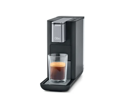 Qbo ESSENTIAL Dark Stone Kaffeemaschine mit Tasse Kaffee.