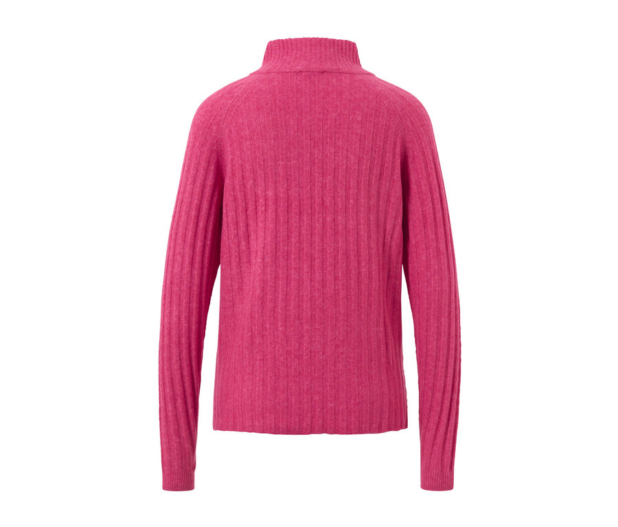 Rückansicht von geripptem Strickpullover mit Stehkragen.