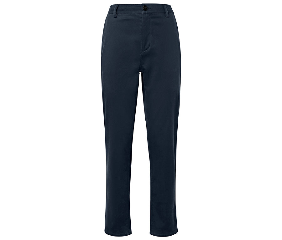 Eine marineblaue Stoffhose, die auf einem weißen Hintergrund liegt.