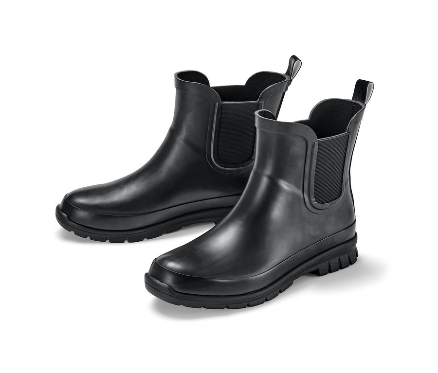 Zwei schwarze Kinder-Regen-Chelseaboots stehen auf einem weißen Hintergrund.