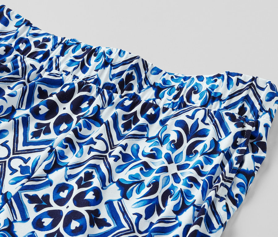 Detailaufnahme einer blau bedruckten Palazzohose mit elastischem Bund.
