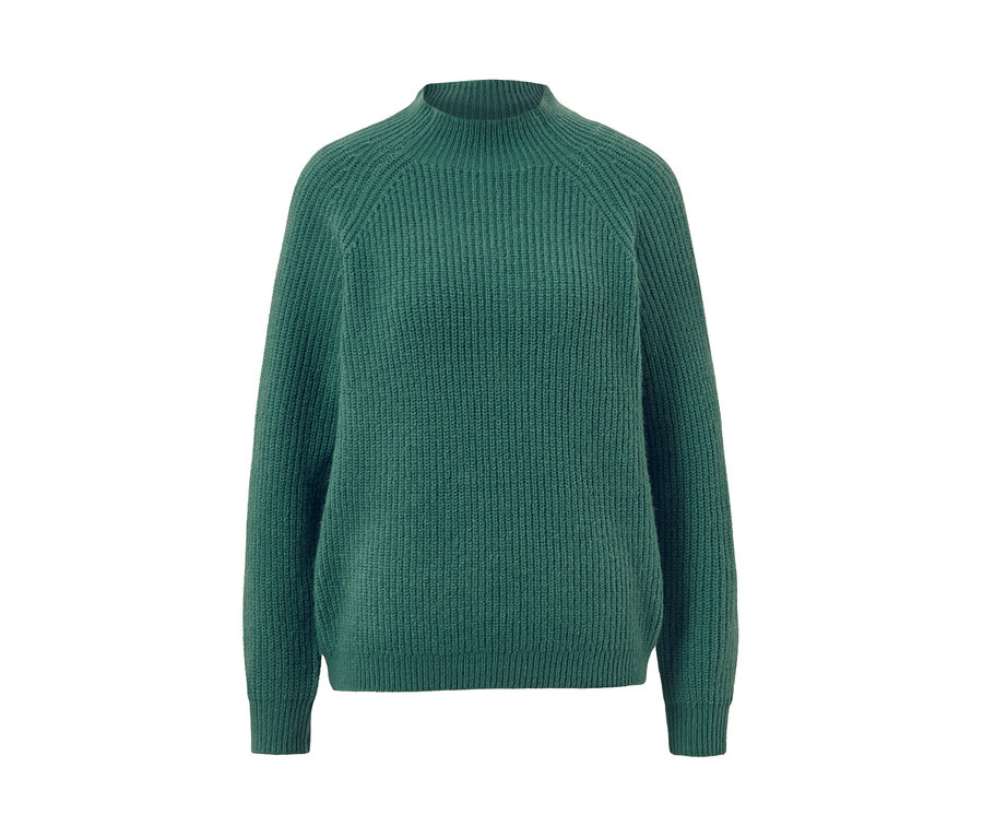 Grüner Grobstrickpullover mit Stehkragen.