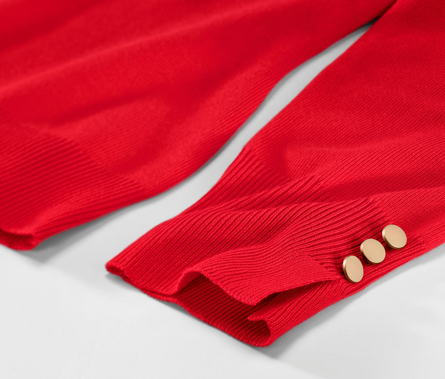Detailansicht eines roten Feinstrickpullovers mit Knöpfen.