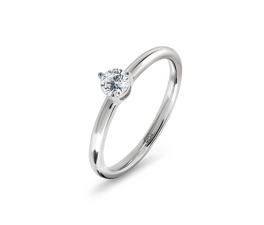 Silberring mit klarem Stein.