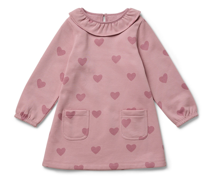 Rosa Kleid mit langen Ärmeln und Herzmuster.