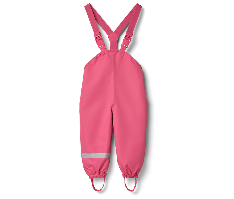 Rosa Kinderregenhose mit Hosenträgern und reflektierendem Streifen am Bein auf weißem Hintergrund.
