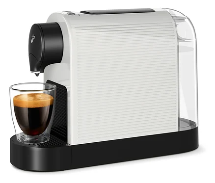 Eine weiße Cafissimo pure+ Kaffeemaschine füllt eine Tasse mit Kaffee.