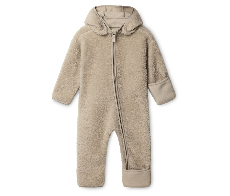 Beiger Baby-Teddy-Overall mit Kapuze und Reißverschluss liegt auf weißem Grund.