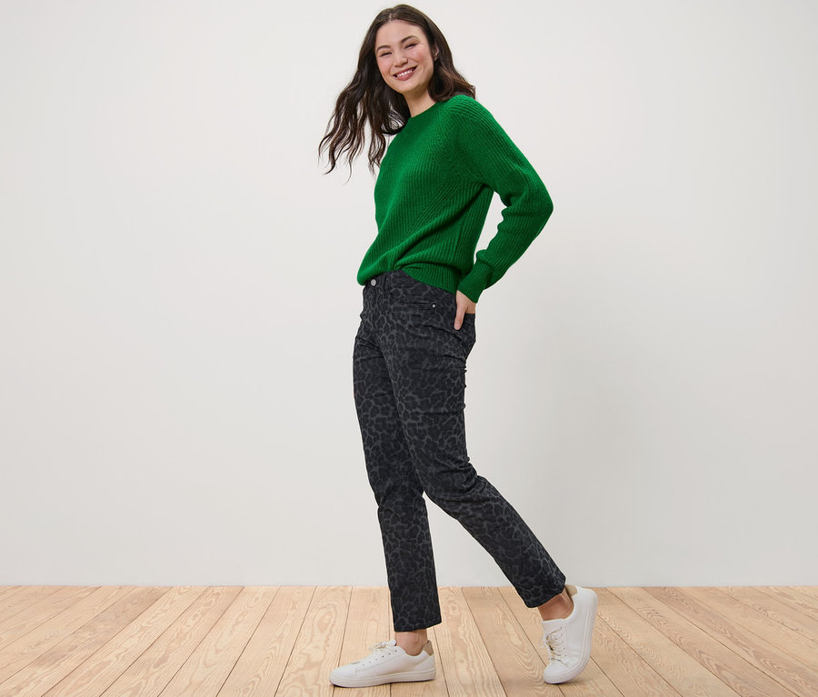 Frau posiert in grünem Pullover und bedruckter Straight Jeans – Fit »Kira«.