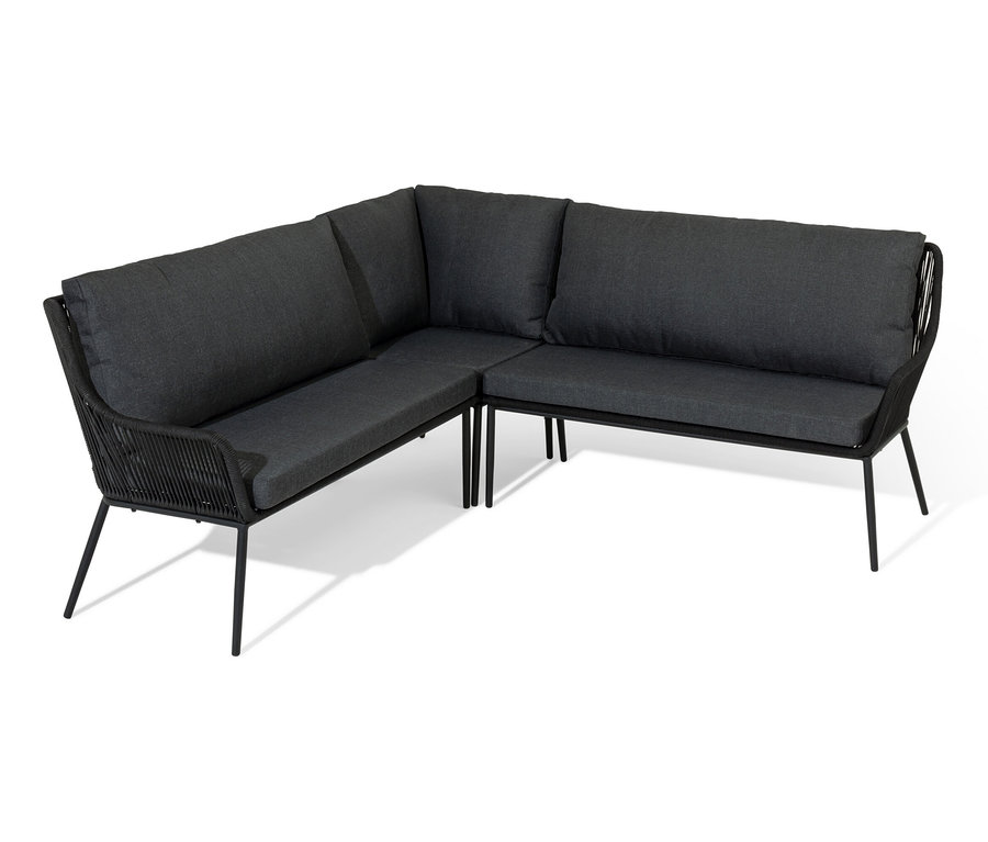 Eine Lounge-Ecke mit Textilgeflecht und dunkelgrauen Kissen auf weißem Hintergrund.