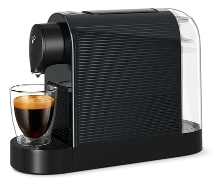 Kaffee fließt aus einer schwarzen Cafissimo pure+ Kaffeemaschine in ein Glas.