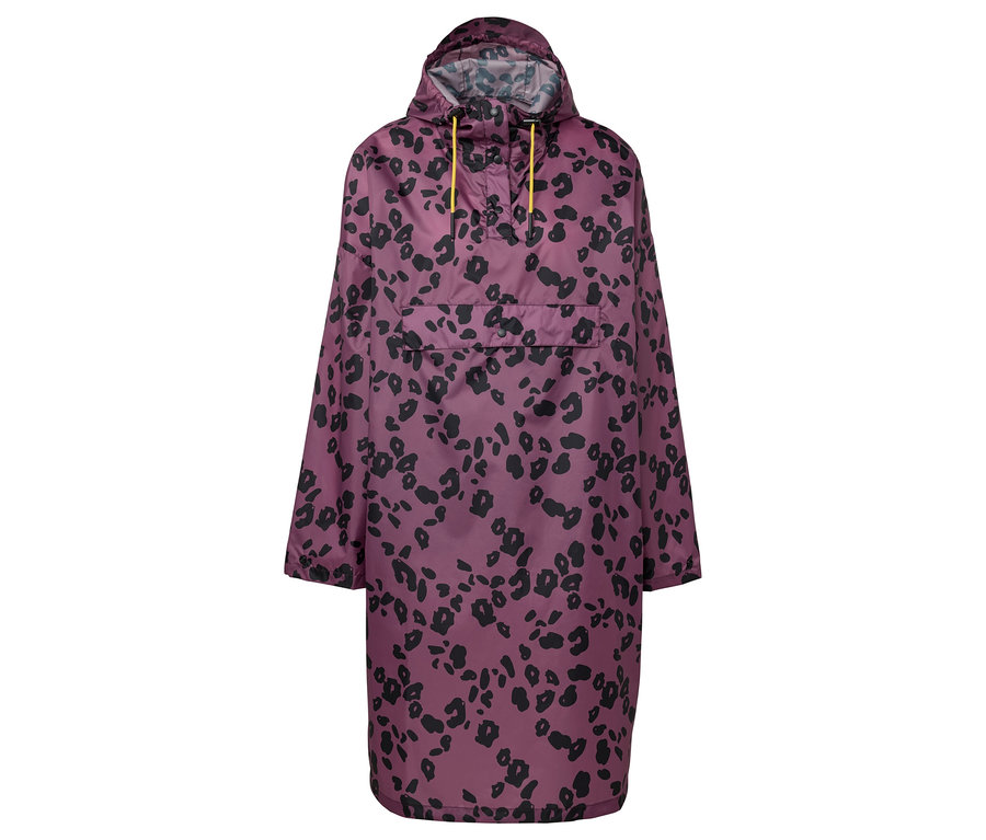 Lila Poncho mit Kapuze und schwarzem Tiermuster.