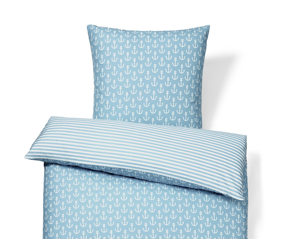 Bettwäsche aus Mikrofaser mit Ankermuster und gestreiftem Kissen.