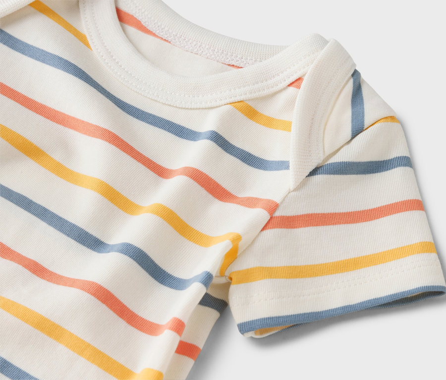 Nahaufnahme eines kurzärmeligen Babybodys mit bunten Streifen.