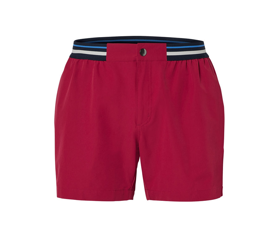 Rote Badeshorts.