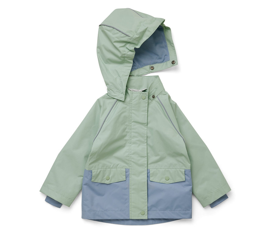 Hellgrüne Kinderregenjacke mit blauen Taschen und Kapuze, auf weißem Hintergrund liegend.