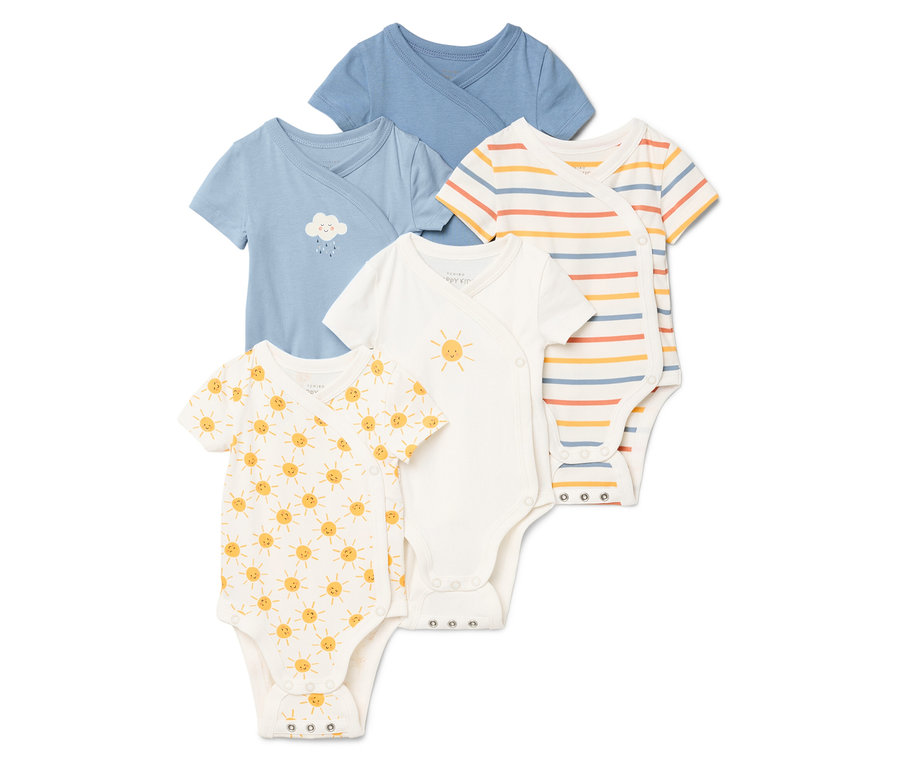 Fünf kurzärmelige Babybodys liegen übereinander, verschiedene Designs: einfarbig blau, blau mit Wolke, gestreift, weiß mit Sonne und weiß mit Sonnenmuster.