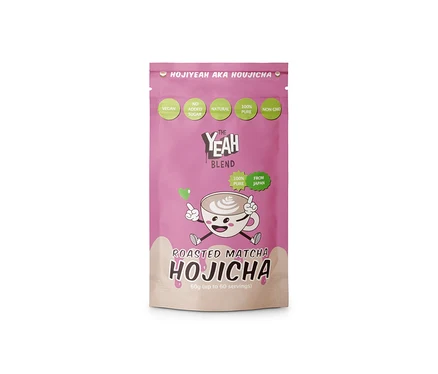 Rosa-beige Packung The Yeah Blend Hojicha Matcha Latte (60 g) mit Cartoon-Tasse und Aufschriften wie „Vegan“, „100 % Pure“ und „From Japan“.