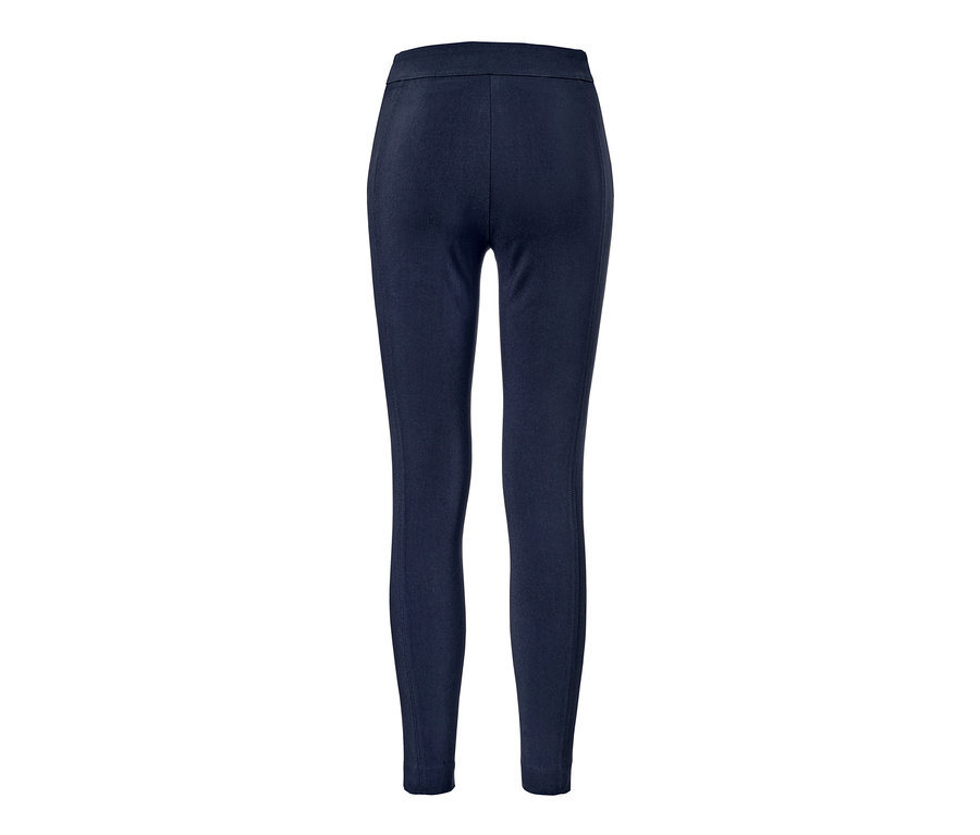 Detailansicht der Rückseite einer dunkelblauen Stretchhose.