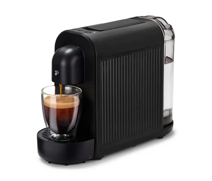 Die schwarze Cafissimo now black Kaffeemaschine füllt Kaffee in ein Glas.