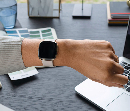 Fitbit fortschrittliche Gesundheits-Smartwatch »Sense«, mondweiß, inkl.  Zusatzarmband online bestellen bei Tchibo 663600