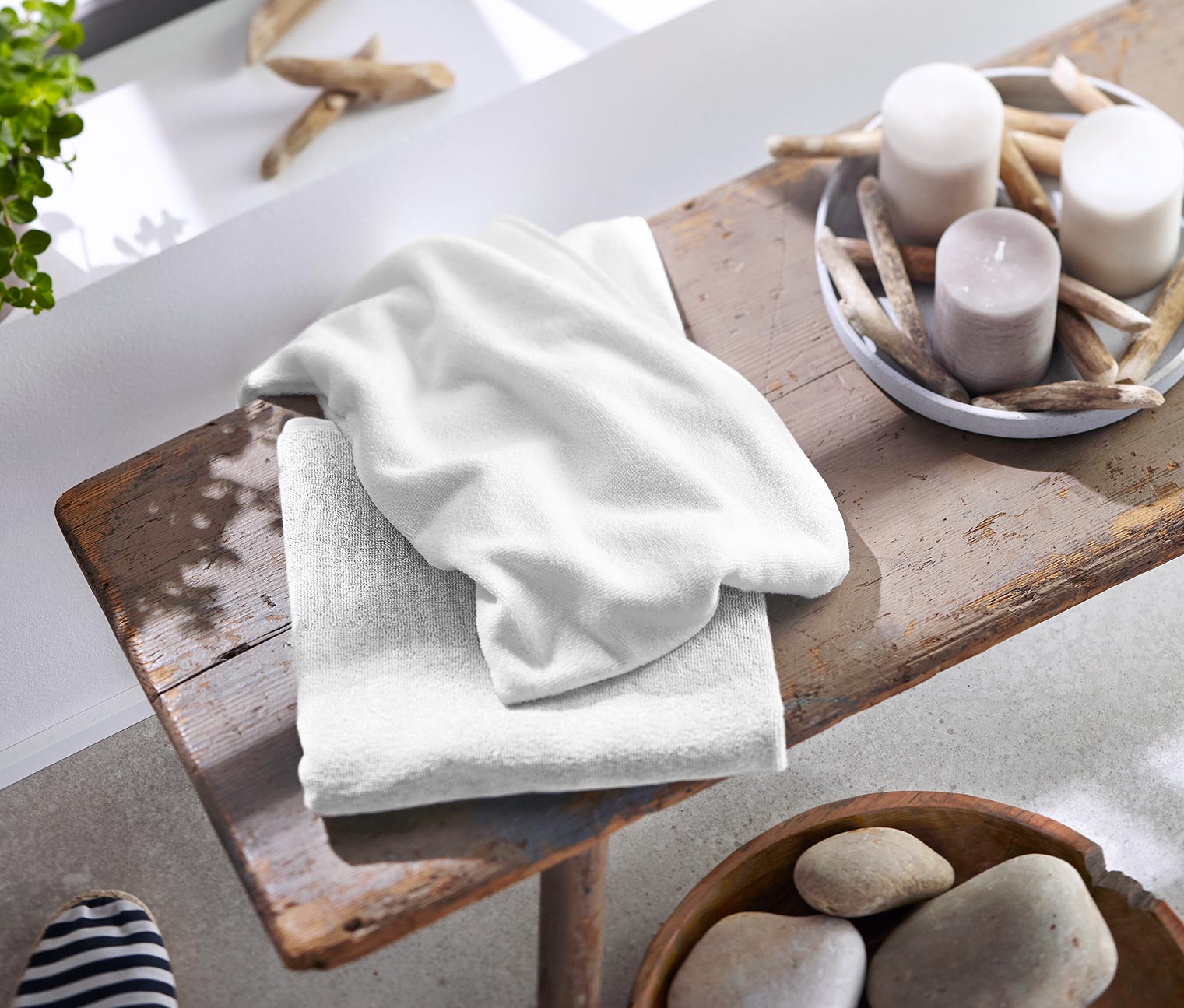 2 Frottier-Handtücher aus Bio-Baumwolle, weiß online bestellen bei Tchibo  309675
