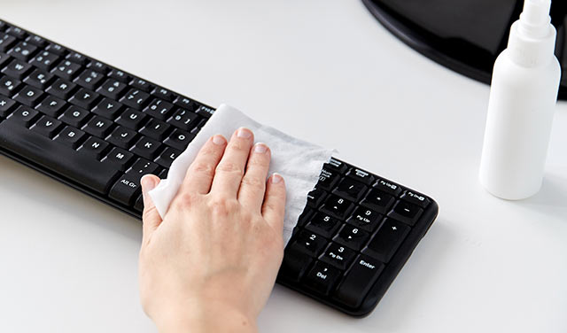Tastatur reinigen: Krümel und Staub entfernen | TCHIBO
